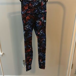 Lululemon wunder under leggings dark floral size 4 28”
